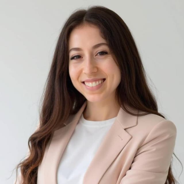 Ariella C.