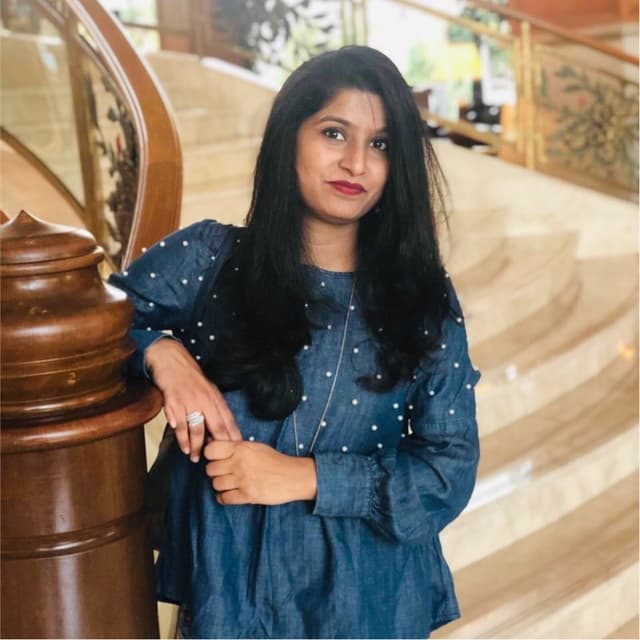Ayesha Hussain アイーシャ　フセイン