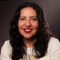 Claudia F.
